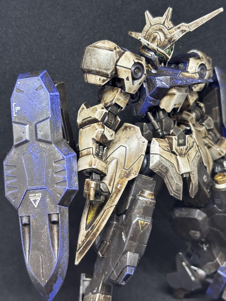 ウェザリングカラーを一面に塗り一度完全に乾燥。そのあとゴシゴシして落ちやすいところは落ちて、落ちにくいところはそのまま泥も落ちにくいとこだと思い残しました。その後改めてウェザリングカラーを塗り、今度は完全に乾く前にいい感じに下方向に拭いていき、泥垂れを表現。いい感じに汚せて満足です！