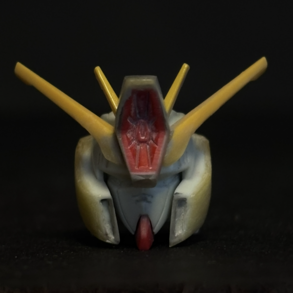 &nbsp;HGUC ZZガンダムをMGverKaに寄せていこうの第2週（〜26.3.8）です。色々やりましたが寄らないなぁ‥と思い。頬を砕きました笑。もう削りとパテ盛りの繰り返し。収拾つきません。光硬化パテなかったら諦めてるかも。神アイテム🥰1枚目が現状。2枚目が昨日。3枚目が先週。4枚目は素組みです。2枚目時点で割と満足してたんですけどスリム過ぎて本体に取り付けたらアンマッチが過ぎました笑。なのでヘルメット横に肉盛り途中です。色々悩みましたがやってよかったです。素組みはツインアイのシールの使い方でいくらでも雰囲気変わりますよね。第3週もお顔改造頑張ります。楽しくなってきました🤩（2枚目）