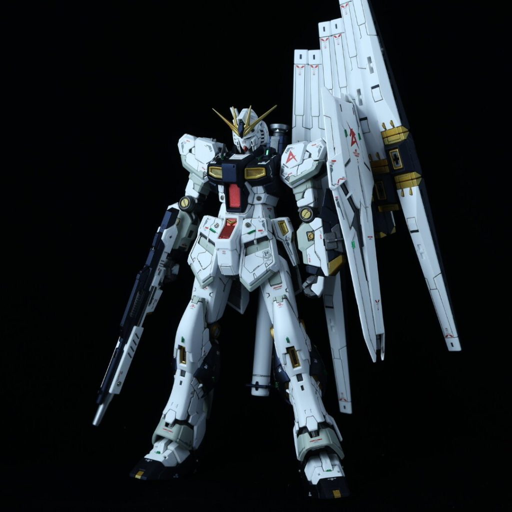 足が長くてスタイリッシュなデザインです。関節のゴールドはRGハイニューガンダムを参考にしました。