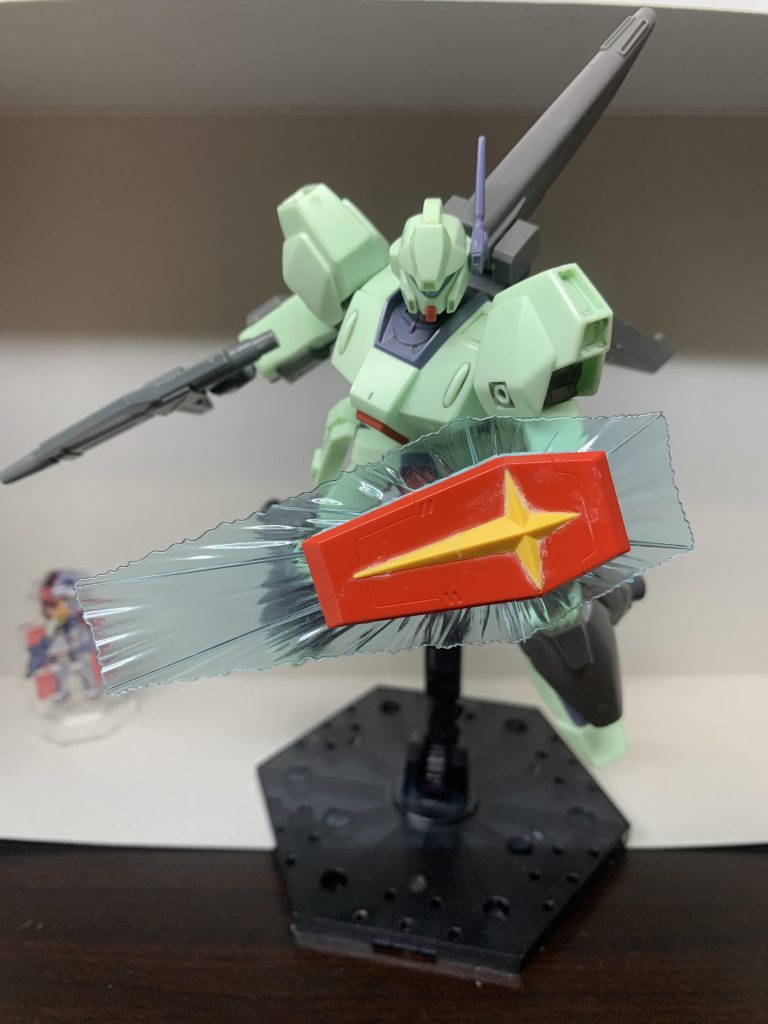 シールド発生機の部分は結構無理矢理付けたので接着跡が目立ってしまいました。