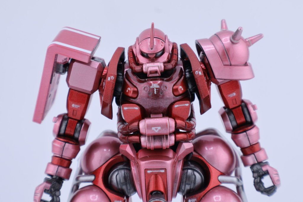 なかなかいい光沢感です。正直GQのザクは3体目だったのでちょっと作ってきて飽きてしまう部分ありましたがなんとか完成させました。