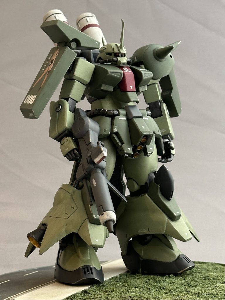 HGUC黎明期のサプライズラインナップの一つがZZ放映時にプラモ化が見送られてしまい晴れてHGUCシリーズが初キット化となったのがこのザクIII改です。当時は「発売されただけでも御の字」と言われましたが、今の目でみるとHGUCシリーズ屈指の「迷キット」と言われています…。そんなザクIII改を「なるべく手間を掛けず」に改修してみよう！というのが今回のテーマでございます。