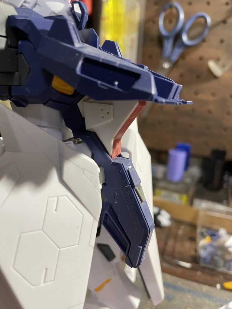 外装パーツを付けたときにコクピットの所に隙間ができてしまうのがどうしても気になったので、プラバンを張り込んで隠してます。こんな工作、言わないと誰も気づかないのでここで言っておく！