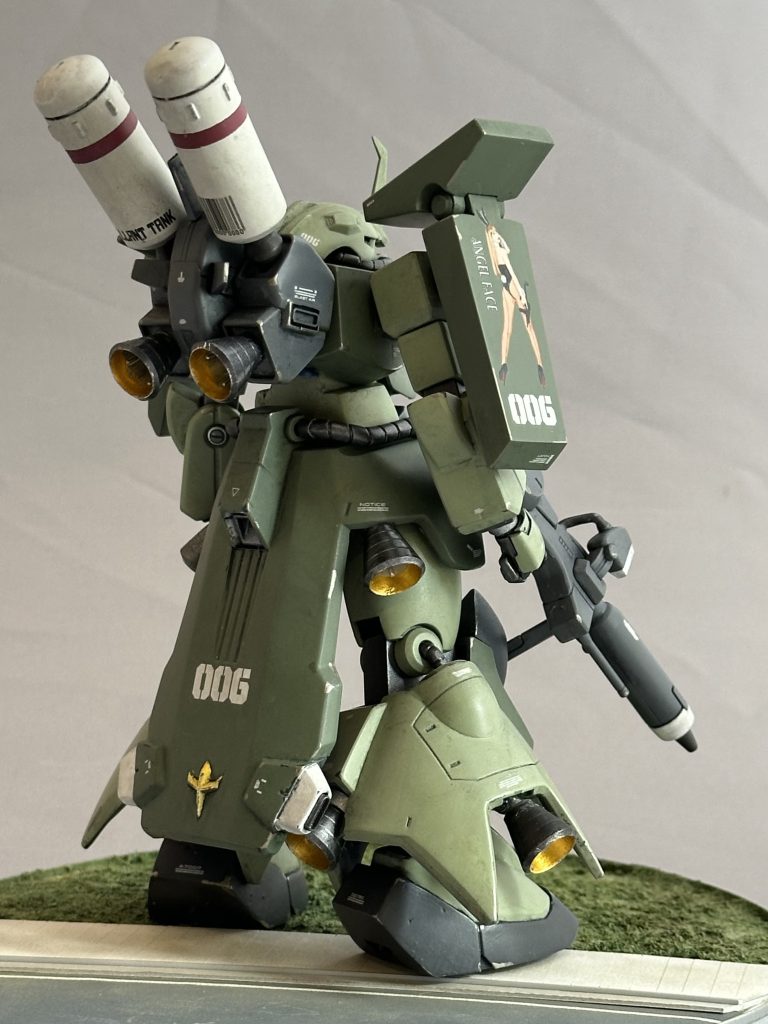 腹部は左右に2mmずつ、合わせて4mm幅増ししておきました。設定画によるとザクIII(量産型）はバックパックが背中ではなく腰から生えたアームにマウントされています。これは旧キットでは再現されてたのにHGUCでは再現されていません。で、ザクIII改の方は設定画が見当たらずこちらはHGUCのキットの解釈で良いのかどうか確認取れず…。