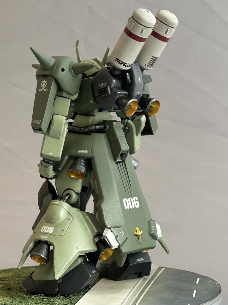 まず足首はゲルググマリーネのものに変えてみました。換装した足首はゲルググそのままというのも味気ないので、ザクIII改っぽく整形しておきました。&nbsp;