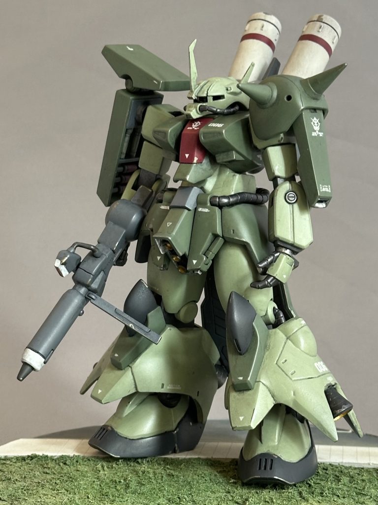 ザクIII改の最大の難点は「ヴォリューム不足」と言われます。設定画や劇中のザクIII改のマッシブなプロポーションが再現できていない！ということです。ただこれを「盛って」解消しようとすると全身に手を入れる大改造になってしまいます。ということで、全身がヴォリューム不足に感じるのは「デカすぎる足首のせいなのでは？」+「細すぎる腹部のせいなのではないか？」という仮説を立て改修ポイントを「足首と腹部」に絞りました。&nbsp;