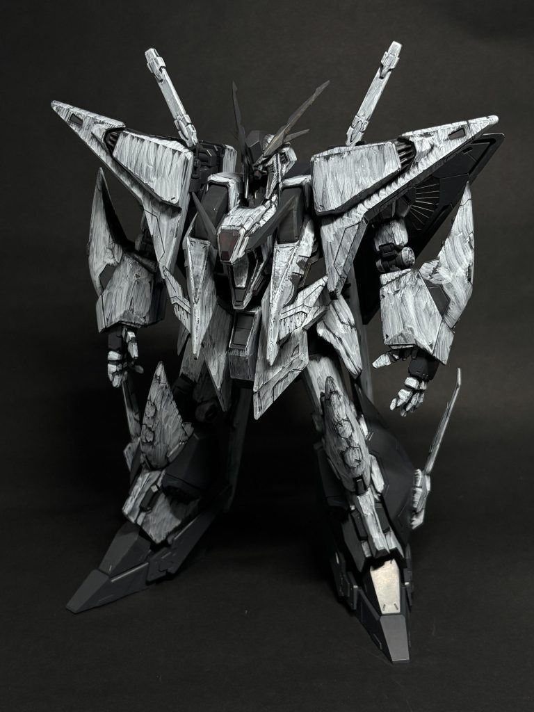 色塗り開始直後。テキトーに白入れた時点でいい感じだったので、筆ムラは許容する方針にしました。テロリストのモビルスーツなんでメンテも十分しないだろうでしょうからね。