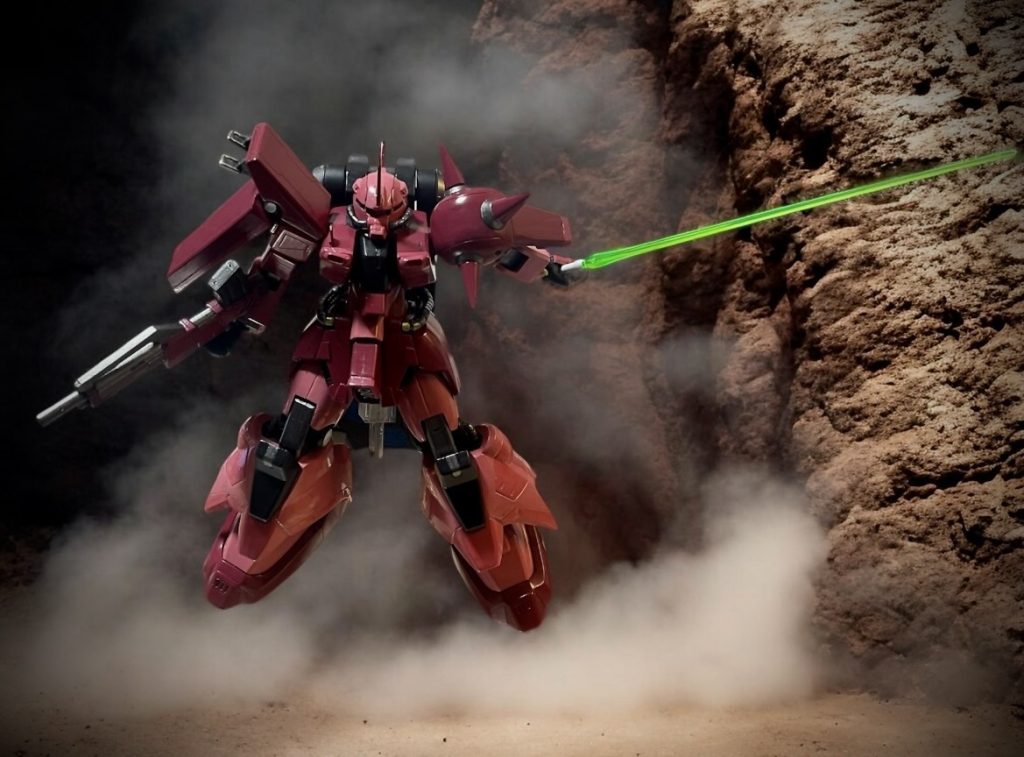 トリスタンのビームライフルを貫いたビームサーベルを振り払ったシーンっぽく。トリスタンはミキシングでは無理かなぁと思っていますがジャンクザクIIIならばミキシングで行けましたので、ザクの日に向けて作成しましたが、、、合わせ目消しなどでやするところが多く全然間に合いませんでした。ここから荒い塗装を直して、デカール貼ってトップコート吹きますが、天気が悪いのでトップコートはいつになるかわからなかったので、ザクの日の次の日に投稿です。