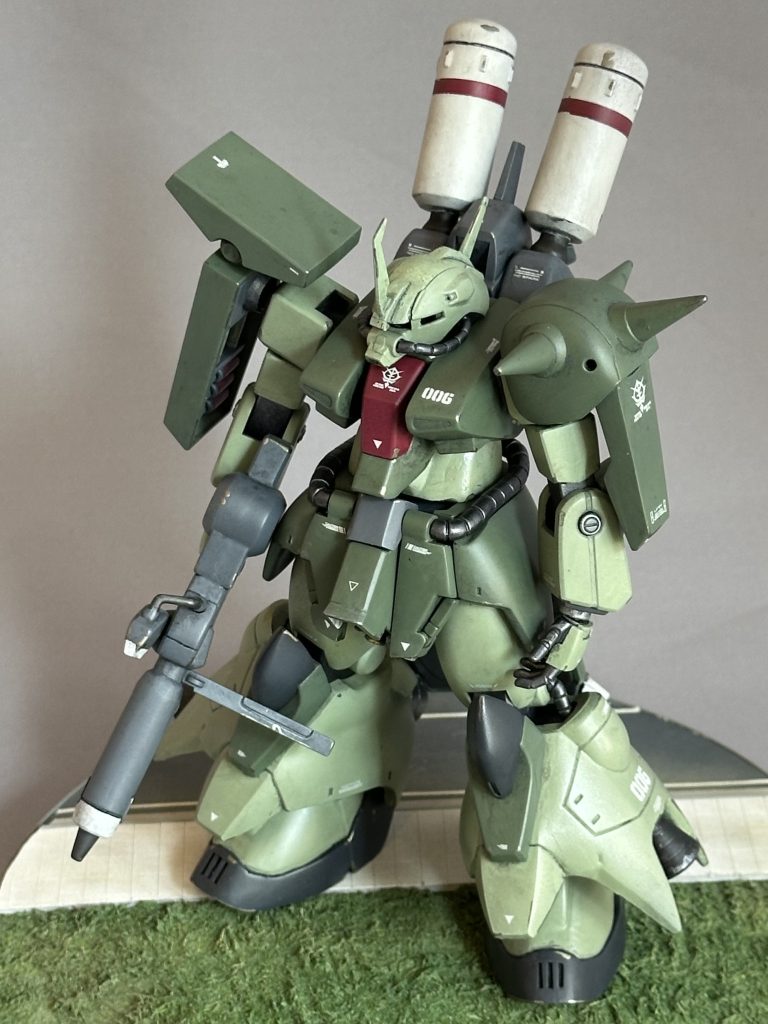 カラーリングはザクIIカラーにしてみました。この方がザクっぽいかなー？とおもいまして。マシュマー機ではない機体はこんな色もありかなーって