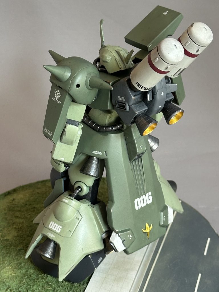 ザクIII改の特徴的なスラスター類はすべて市販パーツに換装しました。この一番大きいバーニアっていつも余るので消費できてよかった！