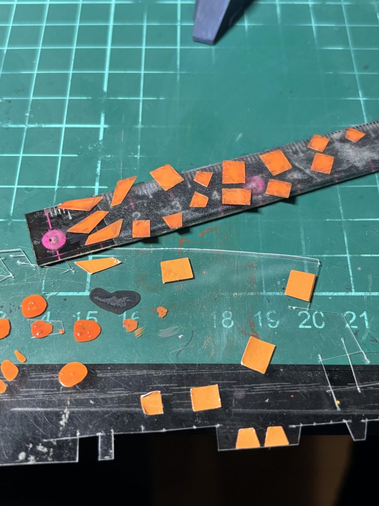 オレンジ箇所は全部デカールがあったので、プラ板に貼って切り出して、塗ってひっくり返して色が透けて見えるように貼りました。