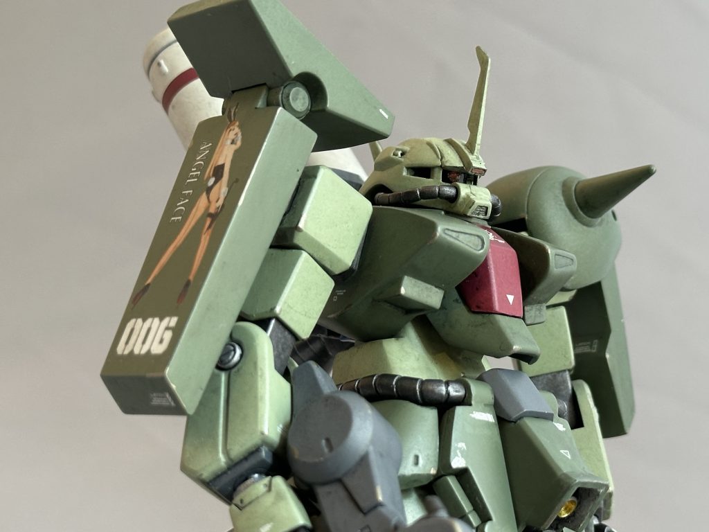 キットではオミットされているひさしのセンサーも再現しました。クリアーピンクのランナーから削り出したレンズをはめ込んでいます。