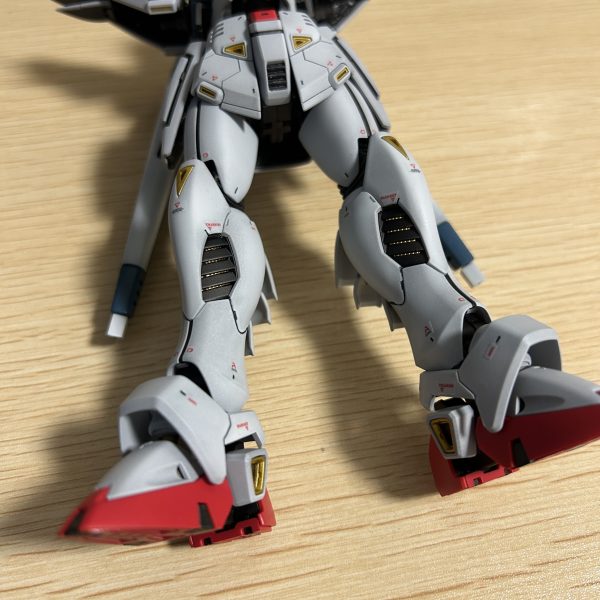 スネの内部フレームから金色パーツがチラ見えしてカッコいいです。（2枚目）