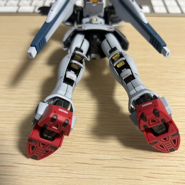 スネの内部フレームから金色パーツがチラ見えしてカッコいいです。（3枚目）