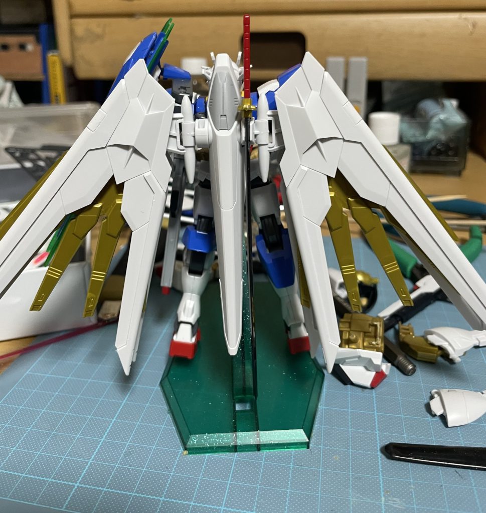 制作工程です。最初はプラウドディフェンダーをそのまま使おうと思っていたのですが、片翼もかっこいいなと思って、片方だけにしました。