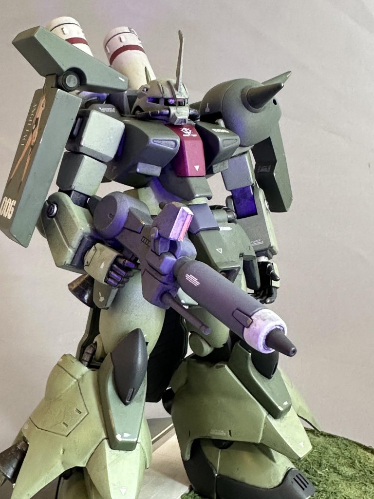 モノアイ、ひさしセンサー、ビームライフルのセンサーは蛍光ピンクを仕込んであるのでブラックライトで光ります。