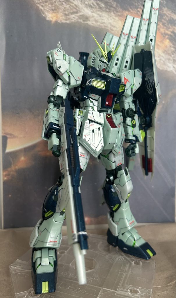 １つ、どうしてもやり方がわからなかったのは、二の腕にもサイコフレームのクリアパーツがあるのですが、どうやっても下にズラせず、スライドの仕方がわかりませんでした…本当にどうやんのコレ?