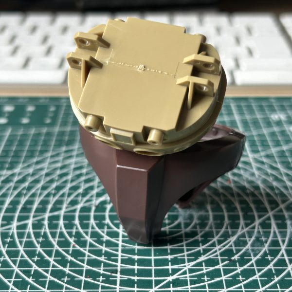 HG ゴックはプロポーション、可動域ともに昔の機体だけあって、改修のやり甲斐のある機体ですね。まずは腰の可動域を上げまくりいろんなポーズができるようにしていこうと思います。（2枚目）