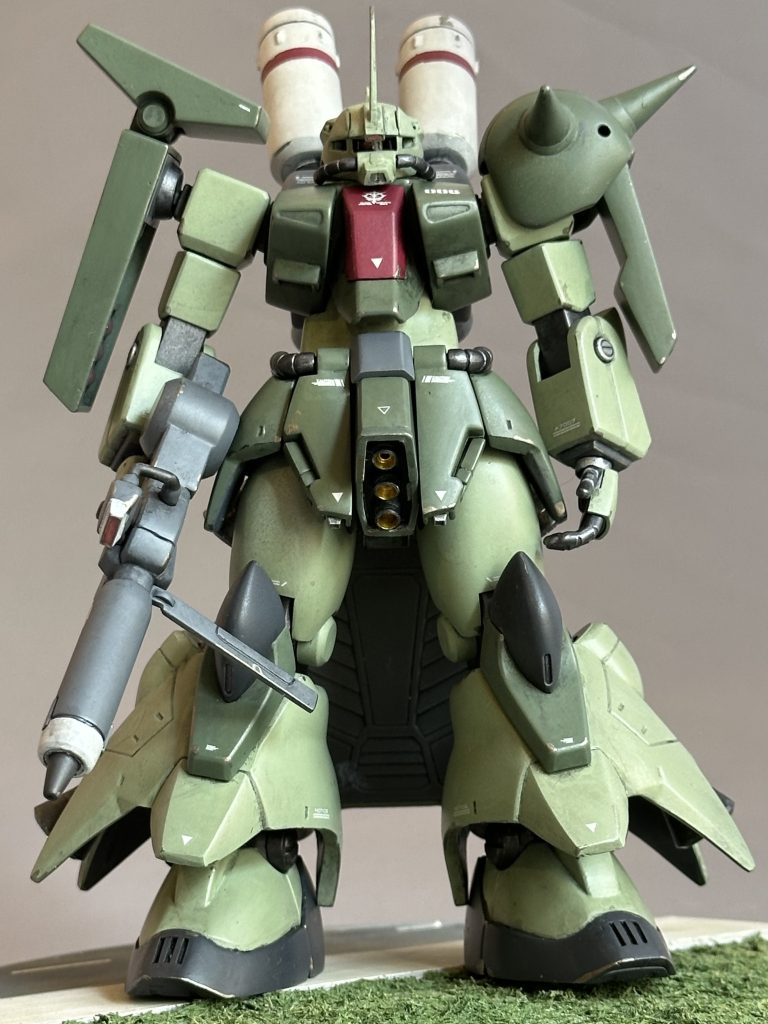 正面から見るとこんな感じです。やはり足首の大きさはこれぐらいでいいような？モビルスーツとしてはいいバランスになっていると思います。
