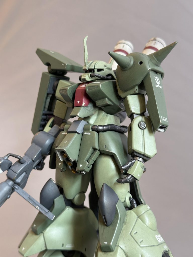 右肩アーマーはアーマー部分とアーム？部分を分割して別パーツ化しました。接続ポリキャップを仕込んであるので若干ですが可動します。肘には◯イチを仕込んでおきました。手首はギラドーガの物に変えてあります。リーベンヴォルフの時もそうでしたが、このデザインの前腕は手首のスカスカ感が目立つので、手首カバーを入れてあります。