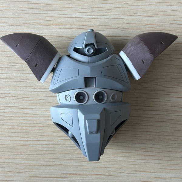 肩アーマーの延長加工、股関節の接続方法と可動域拡張、足首の可動域拡張など色々といじってみました。昔のHGはパーツ点数も少ないので気軽にイジりまわせるのでいいですね！（2枚目）