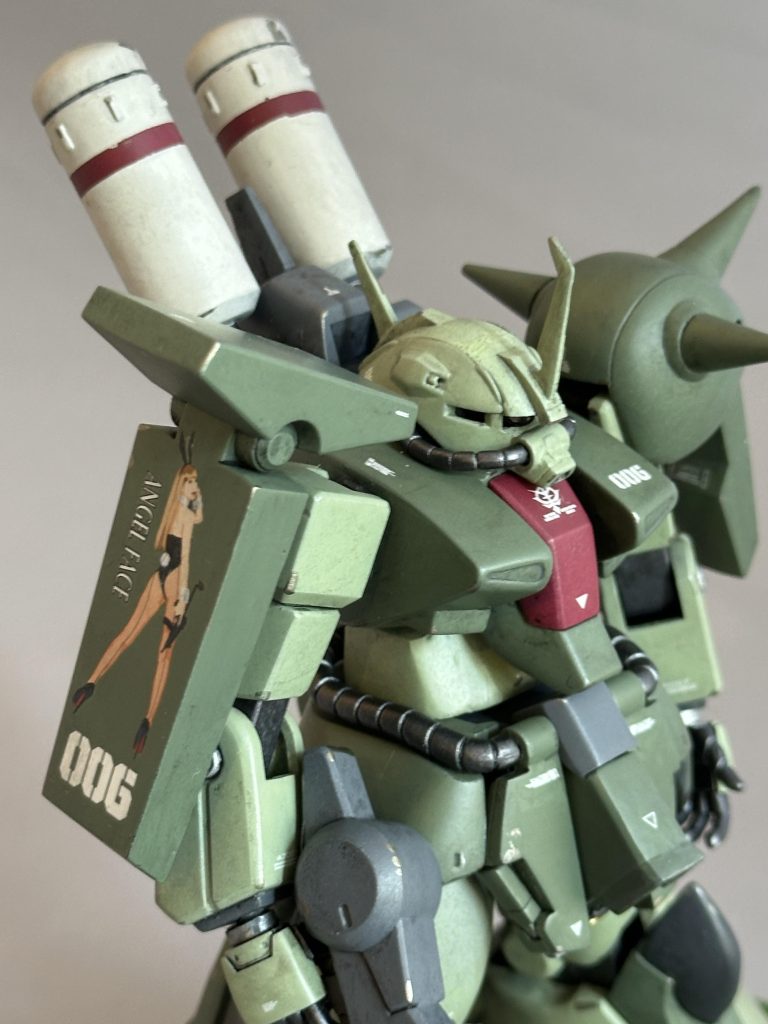 実は3月9日の「ザクの日」にアップロードする予定でしたが、頭のテッペンパーツがウォッシイング後に割れちゃいまして、その復旧作業で一日遅れちゃいました。