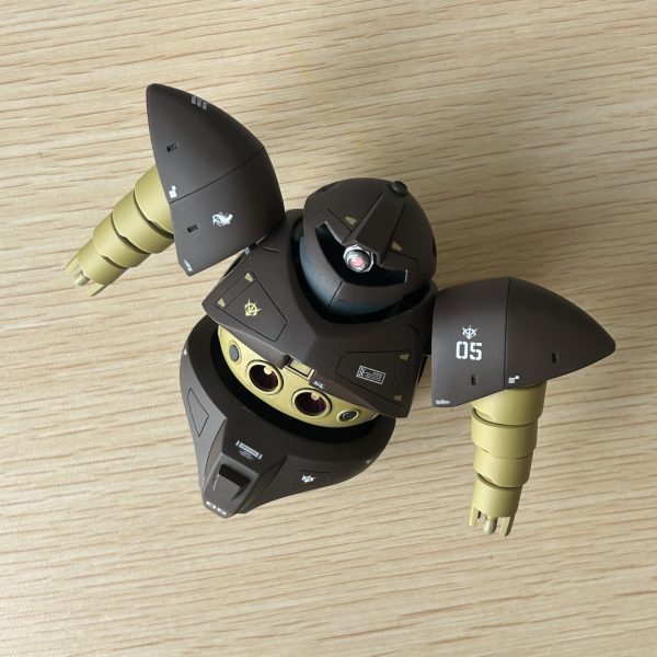 手（爪部分加工中）がまだ終わっていませんが、気分転換に塗装をはじめました。茶色を濃い目の色にしたら、締まったイメージになっていい感じです。（2枚目）