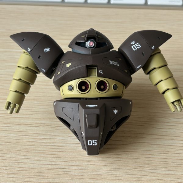 手（爪部分加工中）がまだ終わっていませんが、気分転換に塗装をはじめました。茶色を濃い目の色にしたら、締まったイメージになっていい感じです。（1枚目）