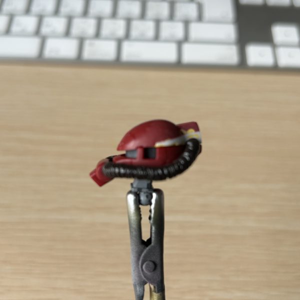 ひさしの角度がなく優しい顔イメージになっていたので、ひさしに角度がつくように改修しました。また、モノアイも少し奥に配置するようにしました。別の意味で「サイコ」なんだから怖い顔が似合っていると思います！（2枚目）