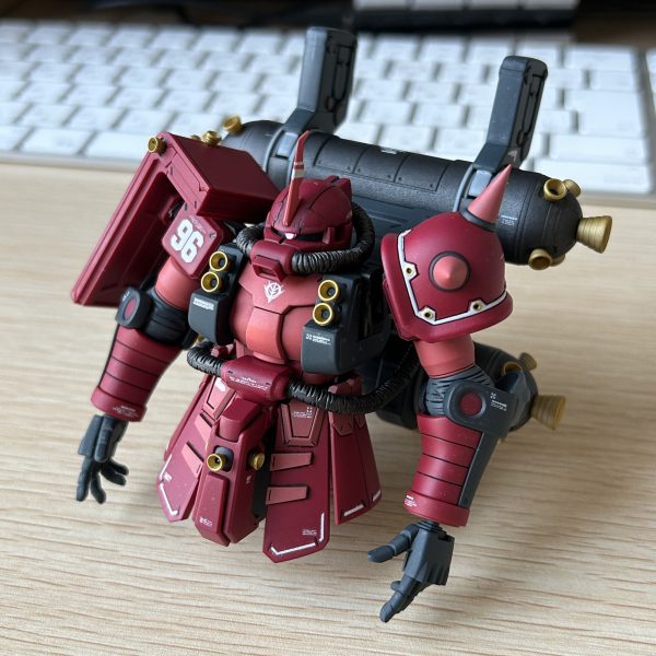 このキットは付属シールによる色の塗分表現が結構あるので、その部分を実際の塗装で仕上げていっています。付属シールは塗り分けマスキングテープがわりに使えるので便利（笑）。（2枚目）