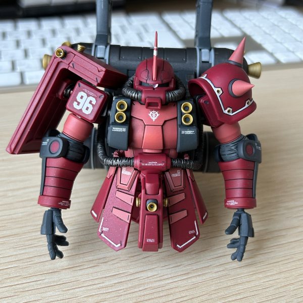 このキットは付属シールによる色の塗分表現が結構あるので、その部分を実際の塗装で仕上げていっています。付属シールは塗り分けマスキングテープがわりに使えるので便利（笑）。（3枚目）