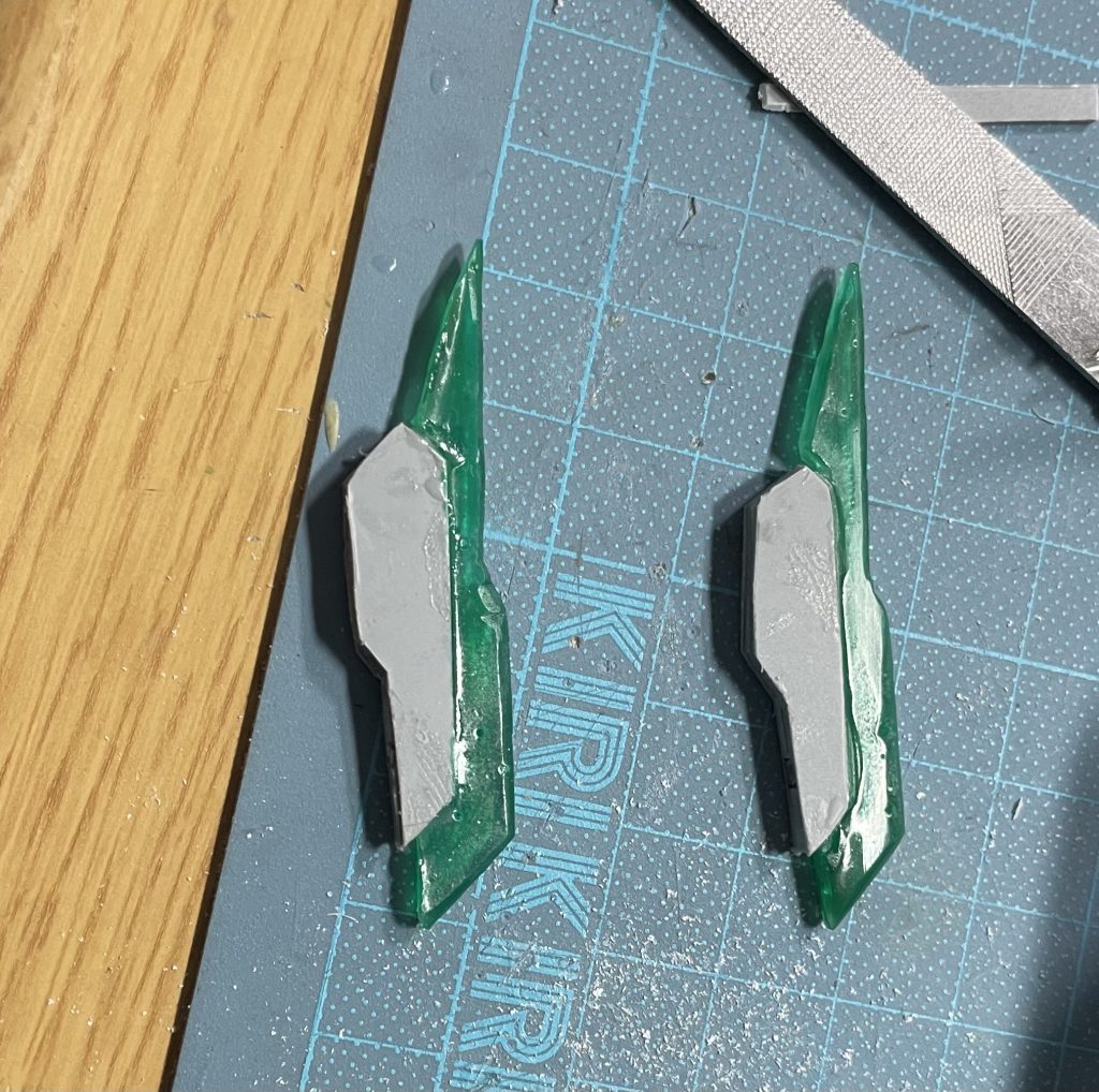 足のGNソードビットは自作しました。クリアの部分はUVレジンで作りました。ライフルとか足のGNソードビット、GNソードⅤの着脱にはネオジム磁石をつかっています。