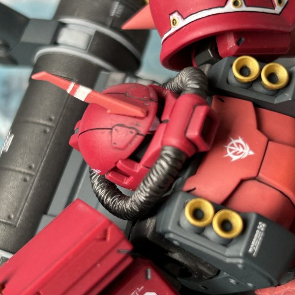 本体側がやっと完成。残るは大量の武器とプロペラントタンクです。円筒パーツの合わせ目消しが大量にありそうな予感がしています！！（2枚目）