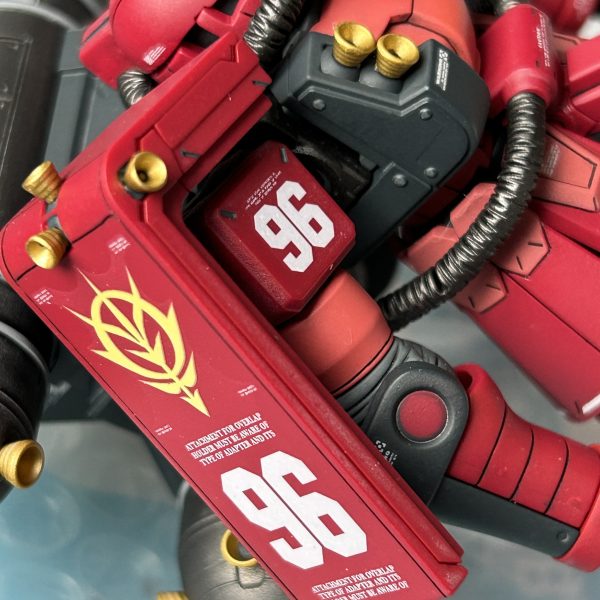 本体側がやっと完成。残るは大量の武器とプロペラントタンクです。円筒パーツの合わせ目消しが大量にありそうな予感がしています！！（3枚目）