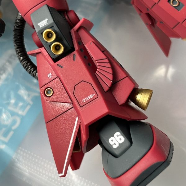 本体側がやっと完成。残るは大量の武器とプロペラントタンクです。円筒パーツの合わせ目消しが大量にありそうな予感がしています！！（5枚目）