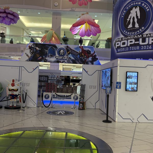 1ヶ月くらいでしょうか、お待たせしております。無事留学も終わったのでまたガンプラ再開します！！！素組は終わっているので、シャーペンでパネルラインデザインして、タガネで筋彫り追加しています。この作業楽しい＾＾余談ですが、カナダに留学している間、バンクーバーのショッピングモールにガンダムベースのポップアップストアが出店してたんですよね。まさかガンプラ見る機会が海外であるとは思わなんだ....ガンダムベース限定商品が山のように売られていて凄い品揃えでした（2枚目）