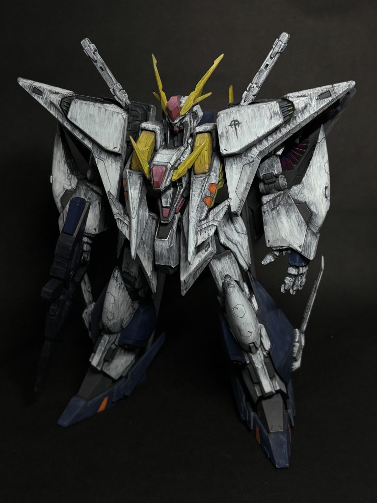 正面。見て分かる通りベースの白は筆ムラ気にせずそのままにしてます。オレンジとか赤は少しちゃんとめに塗ってバランス取ったつもりです。3/14→マフティー紋章追加（手書き）したのでこの写真だけ入れ替えました