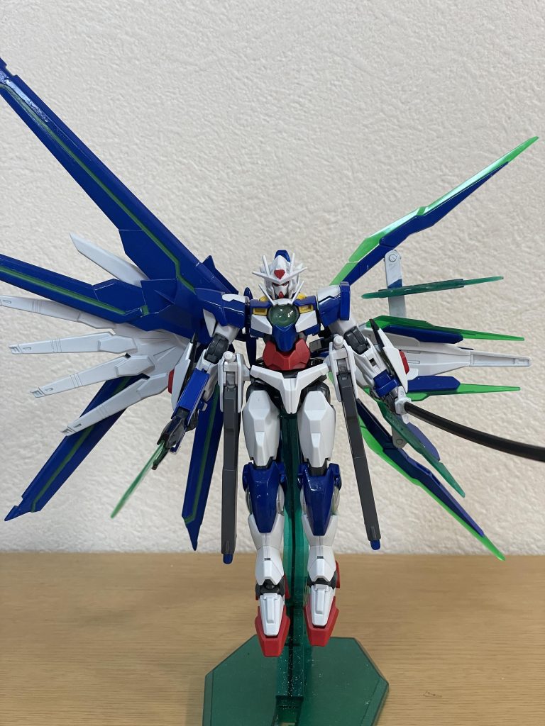 GNシールドを変形させて、翼みたいに展開できます。GN粒子を広範囲に展開してその粒子を使って電撃が広範囲に広がる、みたいな妄想してます。