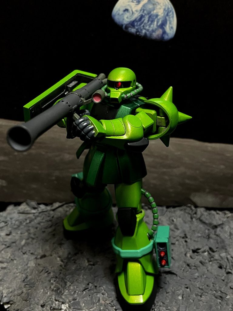 ザクバズーカが、今回の装備です。お手製のなんちゃってジオラマを背景に。