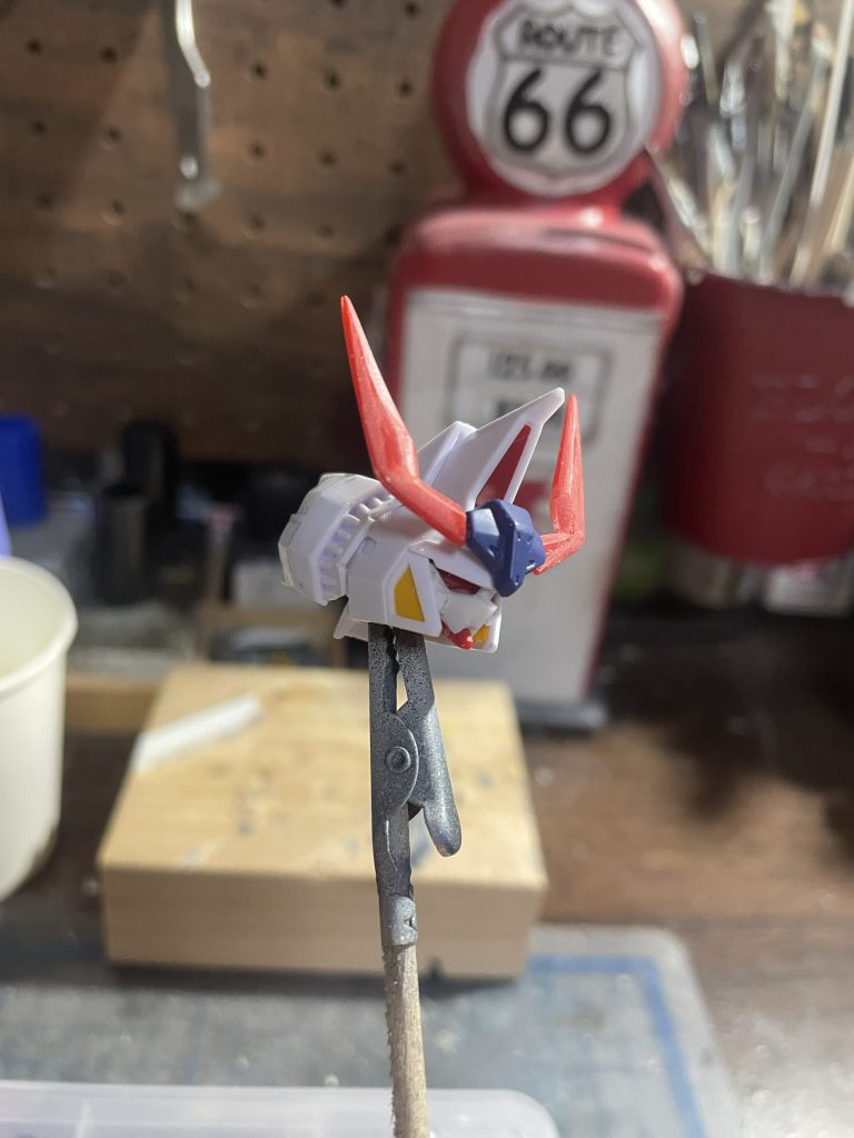 製作途中【頭部】口元のマスクはへの字スリットの無いやつをプラバンで自作。ツノも適当なプラ材を削って自作しました。後頭部のパーツ…鶴首の根元のパーツなんですが後頭部に接着して一体にしてあります。てな感じで元々背中から伸びていた鶴首は、頭部側にくっつけるようになってます。&nbsp;