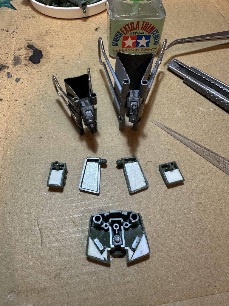 スカートの裏打ちこんな感じ。どーせ全然見えないのでスジボリはサボりました。