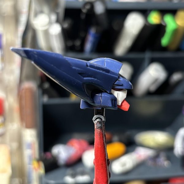 ささっと素組するつもりだったMGマスターガンダム、絶賛手術中です。肩関節の見栄えがどうしても気になったのでボールジョイント化+少し短くしました。可動域も増えて表情がつけやすくなる+見た目も良くなったかなと思います（before→1枚目　after→2枚目）。顔が長いと言われがちなMGマスガン、自分的には顔が長いというより顔の角度の問題な気がしたので顔全体を傾けて調整しました（before→3枚目　after→4枚目）ここまでやったら股関節と足首もいじろうかなという気になってきてるのでまだまだ長丁場の手術になりそう。（4枚目）