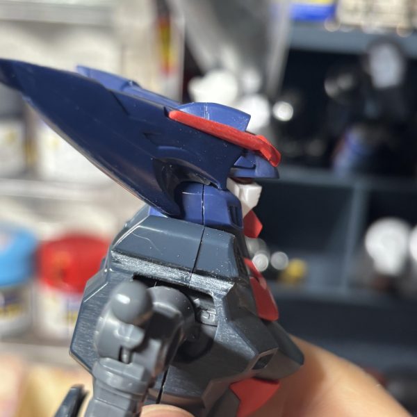 ささっと素組するつもりだったMGマスターガンダム、絶賛手術中です。肩関節の見栄えがどうしても気になったのでボールジョイント化+少し短くしました。可動域も増えて表情がつけやすくなる+見た目も良くなったかなと思います（before→1枚目　after→2枚目）。顔が長いと言われがちなMGマスガン、自分的には顔が長いというより顔の角度の問題な気がしたので顔全体を傾けて調整しました（before→3枚目　after→4枚目）ここまでやったら股関節と足首もいじろうかなという気になってきてるのでまだまだ長丁場の手術になりそう。（5枚目）