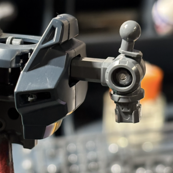 ささっと素組するつもりだったMGマスターガンダム、絶賛手術中です。肩関節の見栄えがどうしても気になったのでボールジョイント化+少し短くしました。可動域も増えて表情がつけやすくなる+見た目も良くなったかなと思います（before→1枚目　after→2枚目）。顔が長いと言われがちなMGマスガン、自分的には顔が長いというより顔の角度の問題な気がしたので顔全体を傾けて調整しました（before→3枚目　after→4枚目）ここまでやったら股関節と足首もいじろうかなという気になってきてるのでまだまだ長丁場の手術になりそう。（2枚目）