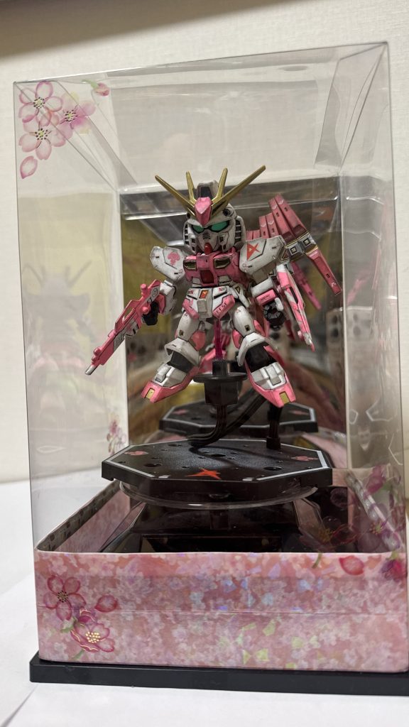 桜のショーケースと回転台座です。ライトも点灯します。