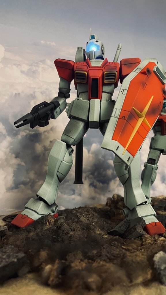 ほぼ正面から。バズーカのラックが標準装備されているのが素晴らしいです。ビームスプレーガンも右腰に専用のマウントが付属しており取り付け可能。