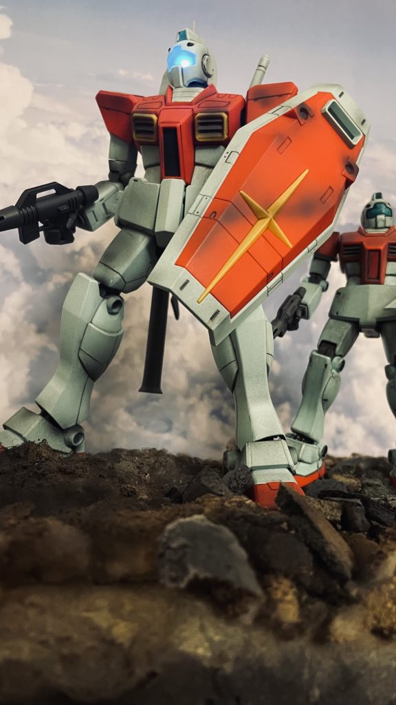 下からのアングルです。カメラの光がモノアイのように見えますね。