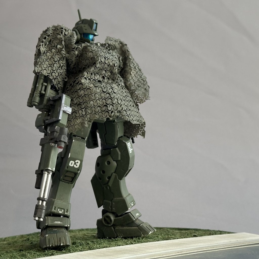 初出は1986，バンダイの情報誌「MJ」だというこの機体、プラモ化されたらかなりのオトコマエだったので、ギリースーツ風の偽装パンチョを被せておきました。