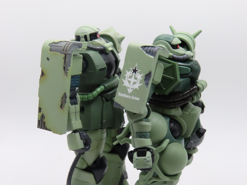 特徴的なシールドは0.5mm厚のプラバンを貼り、めくれた感じにしました　　顔回りも通常ザクと違って口が伸びてるのでポリパテとプラバン使って2mm延長させ、額も数ミリ削ってモノアイがしっかり見えるようにしました