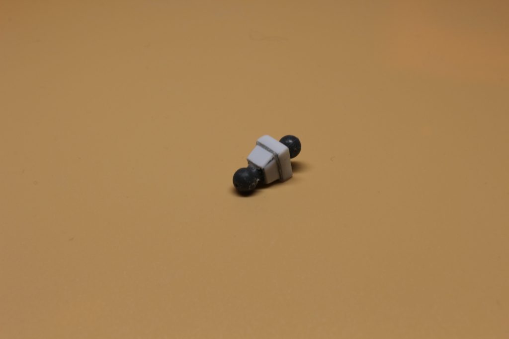 元のキットだと首が埋まってしまっているので首はプラ板を挟み、1mm延長しました。